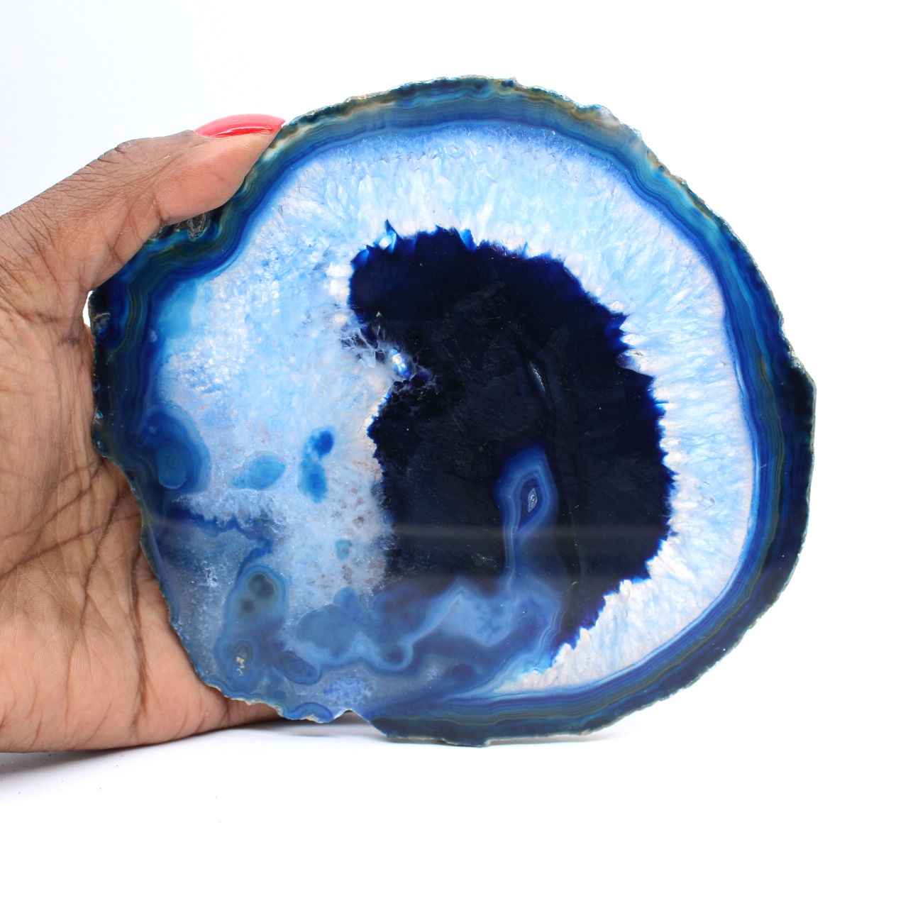 Blauwe agaatschijven, gepolijst voor decoratie en studie.