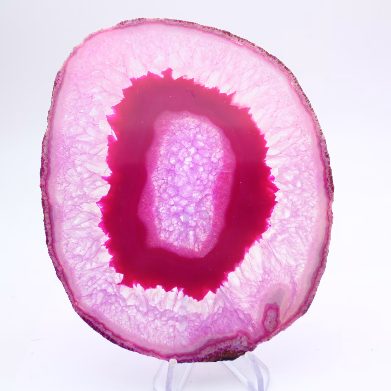 Een deel van gepolijste, roze geverfde agaat