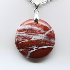Sieraden van rode jaspis uit Madagaskar