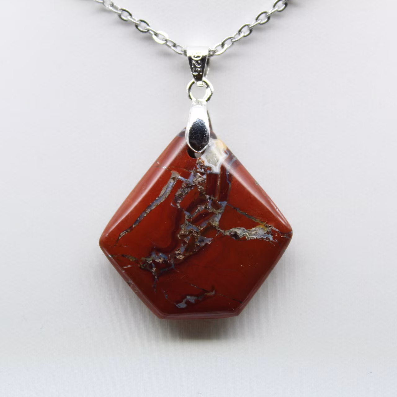 Hanger van rood jaspismineraal