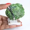 Ruwe Finse chroomdiopside op een sokkel, groene steen, 135 g - 1