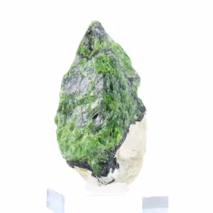 Ruwe chroomdiopside op een sokkel van Finse natuursteen, 70 g
