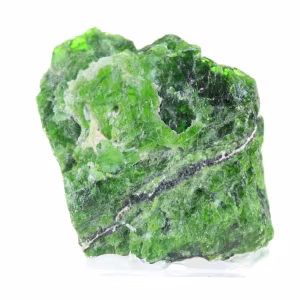Ruwe, natuurlijke chroomdiopside, groen exemplaar uit Finland, 80 g