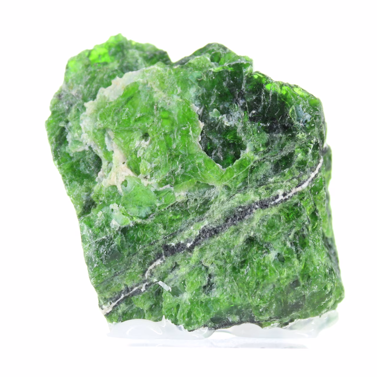 Ruwe, natuurlijke chroomdiopside, groen exemplaar uit Finland, 80 g