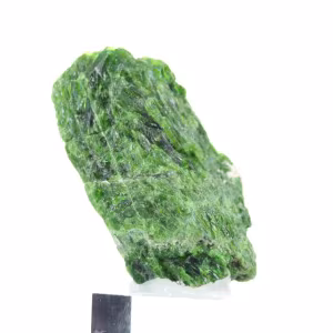 Ruwe chroomdiopside op een basis, authentiek Scandinavisch exemplaar, 70 g