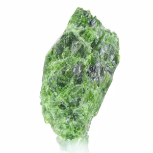 Ruwe chroomdiopside uit Finland, groen mineraal op een basis, 60 g