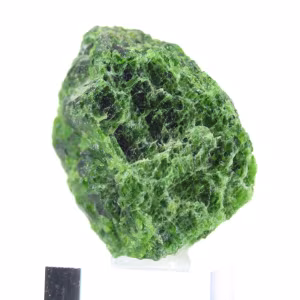 Ruwe chroomdiopside op drager, groene silicaat uit Finland, 60 g