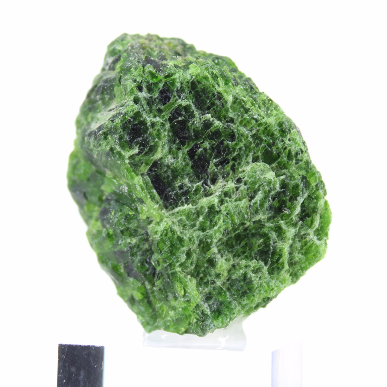 Ruwe chroomdiopside op drager, groene silicaat uit Finland, 60 g