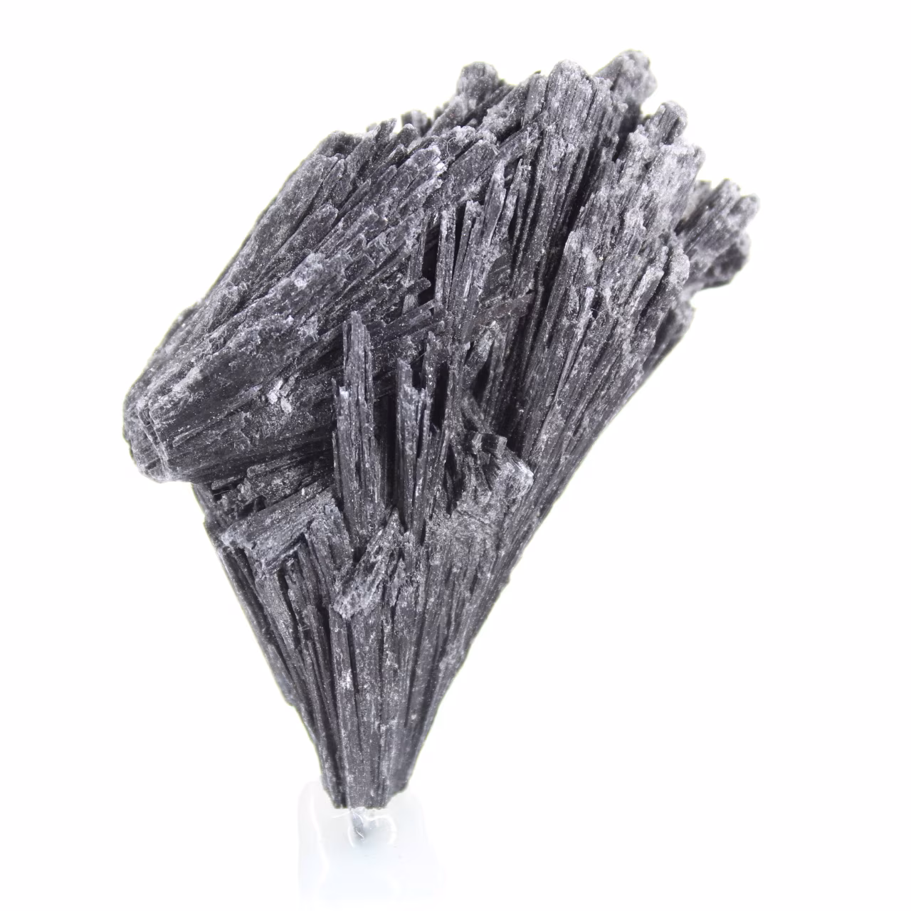 Cyanite noire, cristal allongé brésilien sur socle 30 g