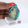 Mineralogisch specimen van groene brochantiet uit Chili op een voetstuk - 1