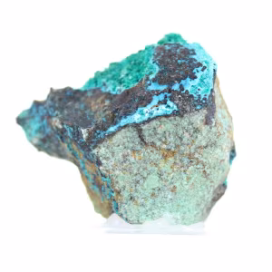 Mineralogisch specimen van groene brochantiet uit Chili op een voetstuk