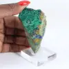 Zeldzaam exemplaar van groene brochantiet uit Chili op een sokkel. - 1