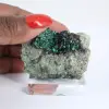 Ruwe groene brochantiet uit Chili op een displaystandaard. - 1