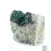 Ruwe groene brochantiet uit Chili op een displaystandaard. - 2