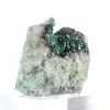 Ruwe groene brochantiet uit Chili op een displaystandaard. - 3