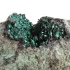 Ruwe groene brochantiet uit Chili op een displaystandaard. - 5