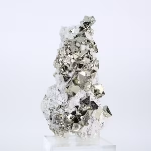 Pyriet uit Peru in octaëdrische vormen – een verzamelobject op een voetstuk.
