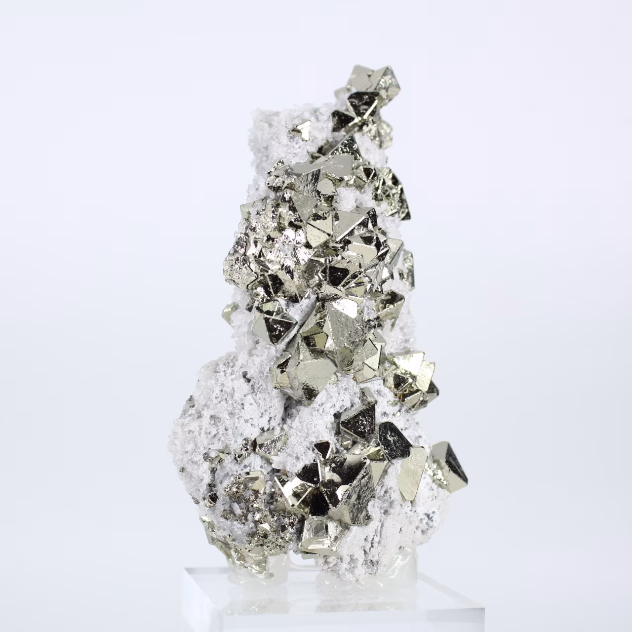Pyriet uit Peru in octaëdrische vormen – een verzamelobject op een voetstuk.
