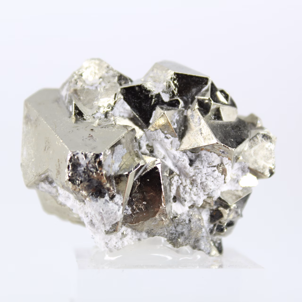 Geometrische pyriet uit Peru – Octaëdrische kristallen op een basis
