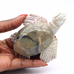 Gebeeldhouwde schildpad in natuurlijke speksteen uit Bolivia