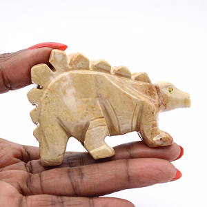 Gebeeldhouwde stegosaurus in speksteen uit Bolivia