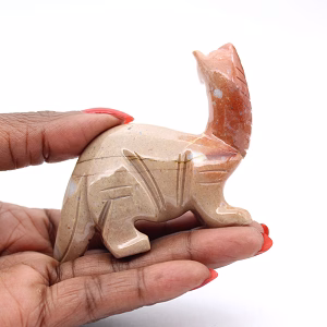 Diplodocus in speksteen: Boliviaans dinosaurusbeeld
