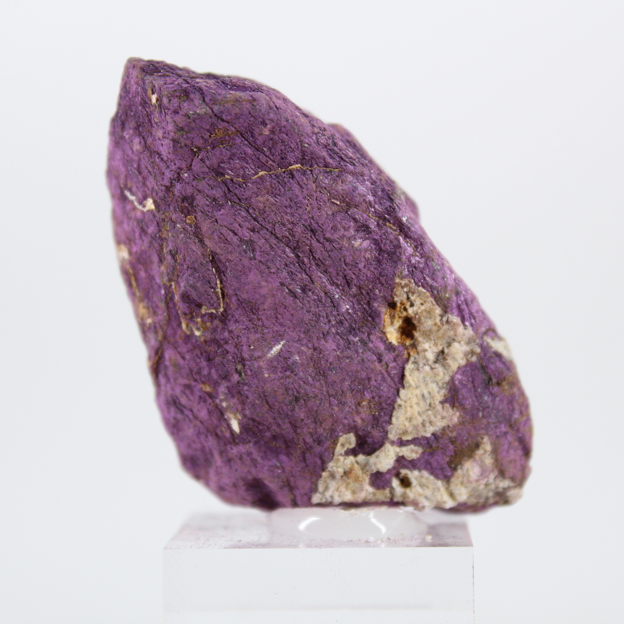 Ruwe Portugese purpuriet – Mineralogisch specimen op standaard