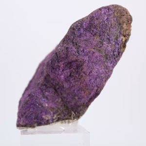 Ruwe purpuriet uit Portugal op standaard – Mineralogische verzameling